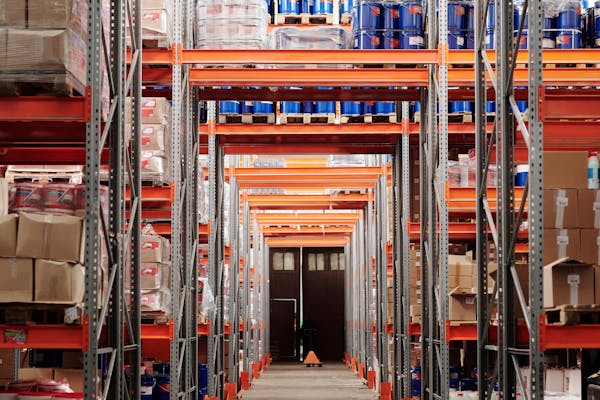 Box de self-stockage organisés avec étagères