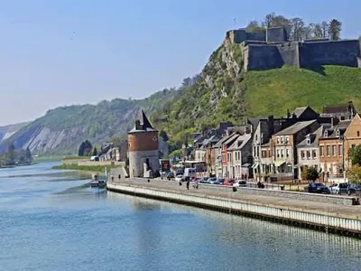 La Meuse à Givet, le fort de Charlemont sur la colline et les maisons du quai.
