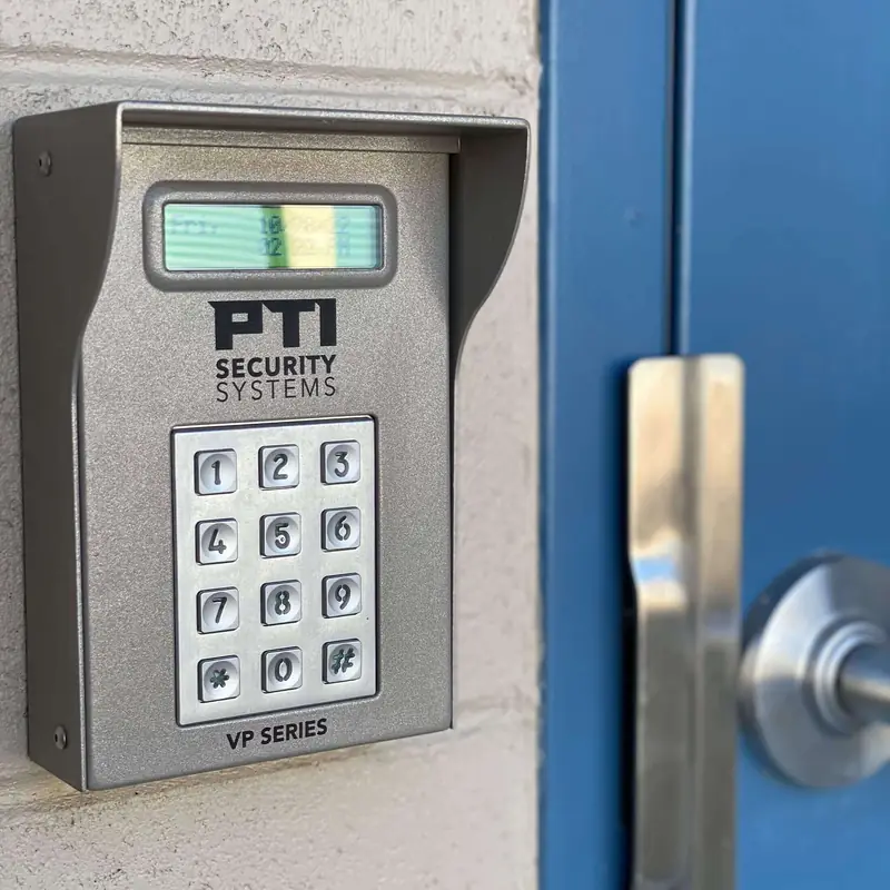 Le clavier à code de l'accès, monté sur le mur à côté d'une porte : on entre avec son propre code, sans rendez-vous.