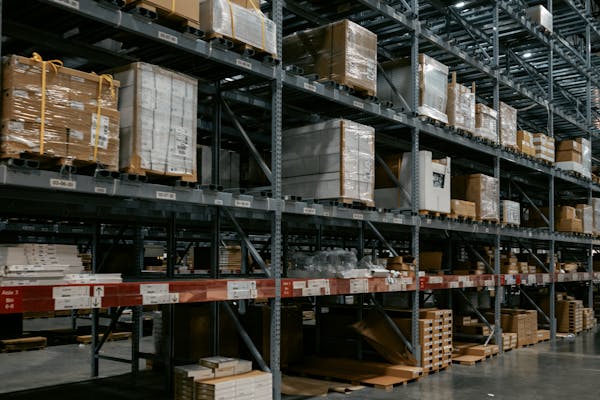 Vue intérieure d'un entrepôt de stockage professionnel