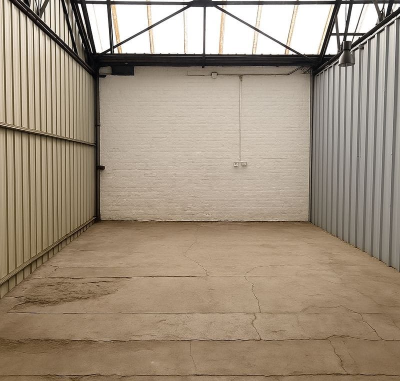Cellule garage 45m² vide, prête à l'emploi — hauteur 5m, sol béton