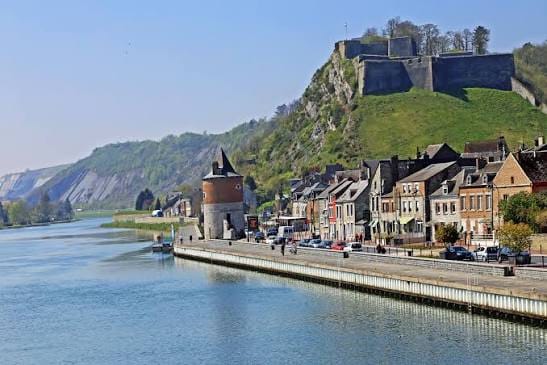 Garde-Meuble Couvin : Self-Stockage à 25 min en France