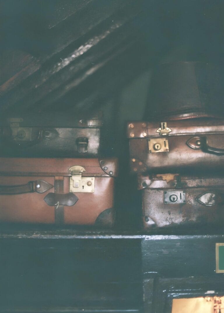 Garde-Meuble vs Cave vs Grenier : Quel Stockage Choisir pour vos Affaires ?