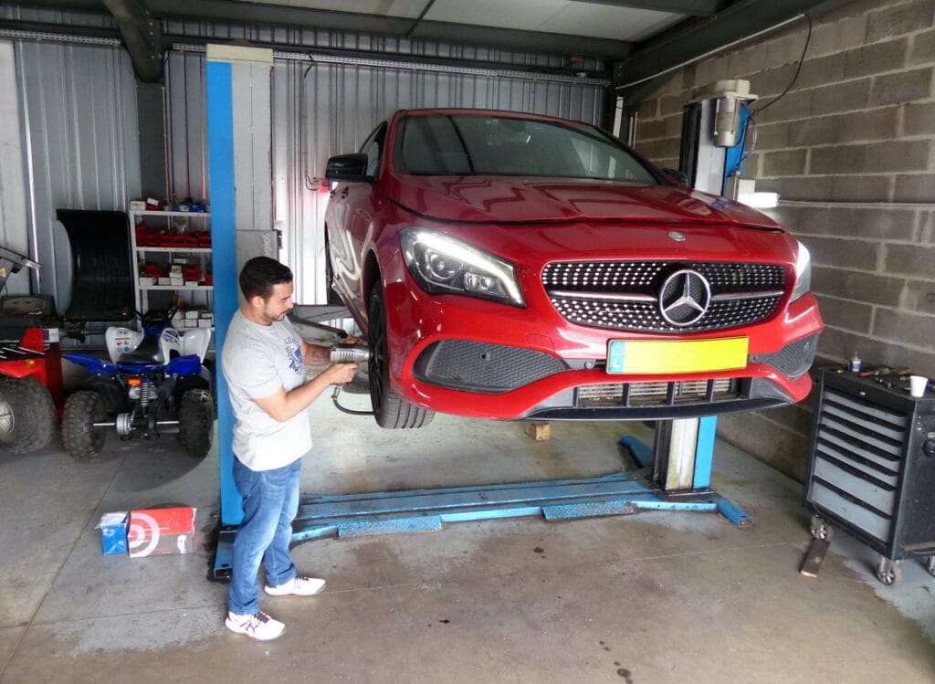 Self-garage ou louer un garage équipé : lequel pour bricoler ?