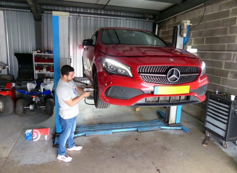 Self-garage ou louer un garage équipé : lequel pour bricoler ?