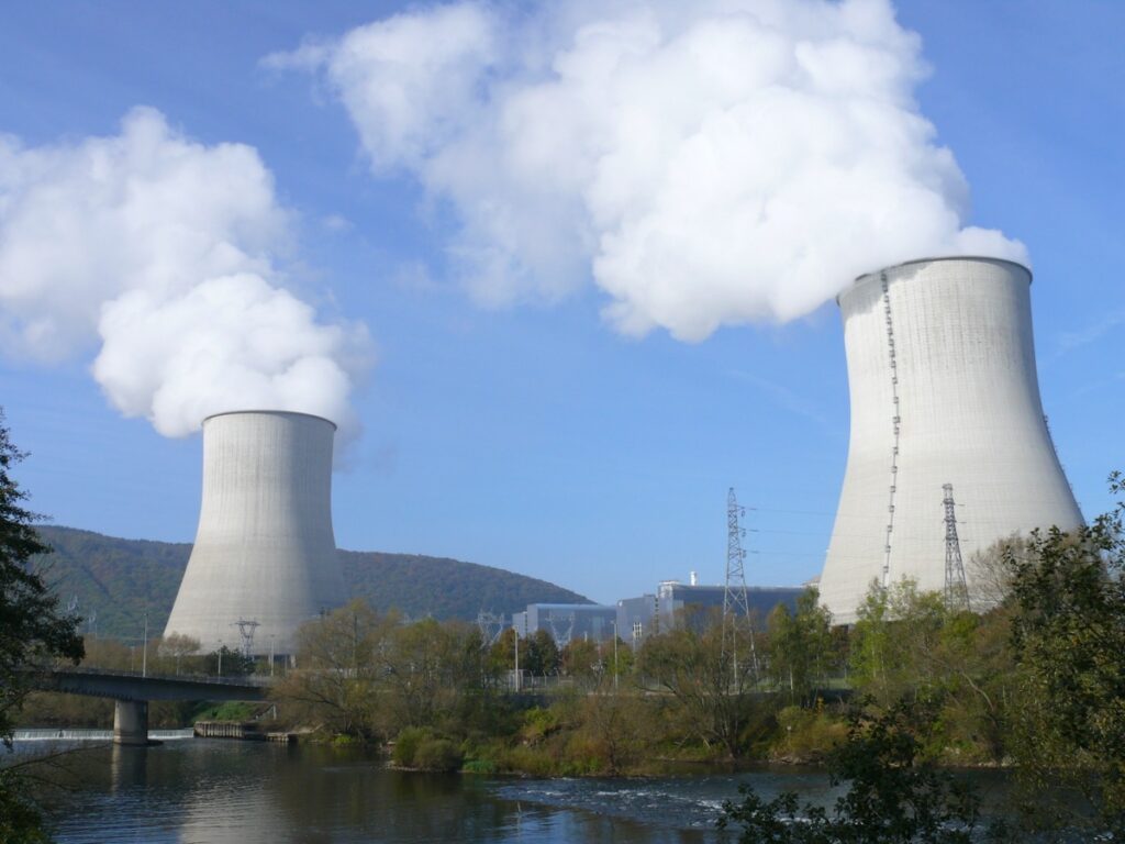 Les deux tours aéroréfrigérantes de la centrale nucléaire de Chooz, au bord de la Meuse, dans les Ardennes