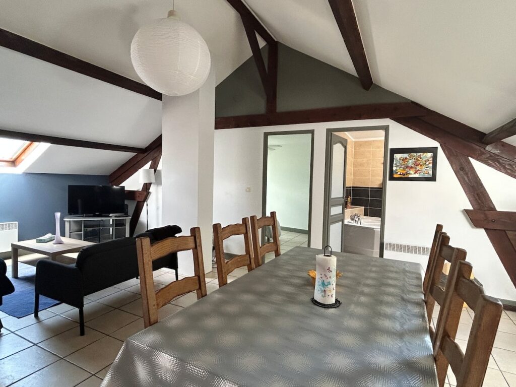 Séjour et salle à manger du gîte Quai de Rome, à Givet